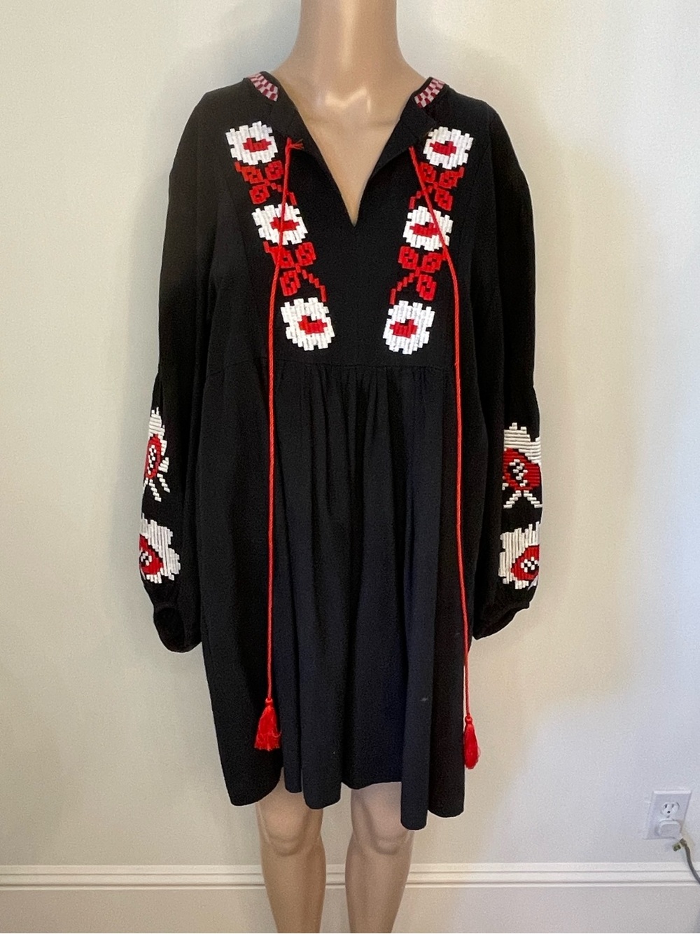 Women’s Velzera Embroidered Dress Size Large